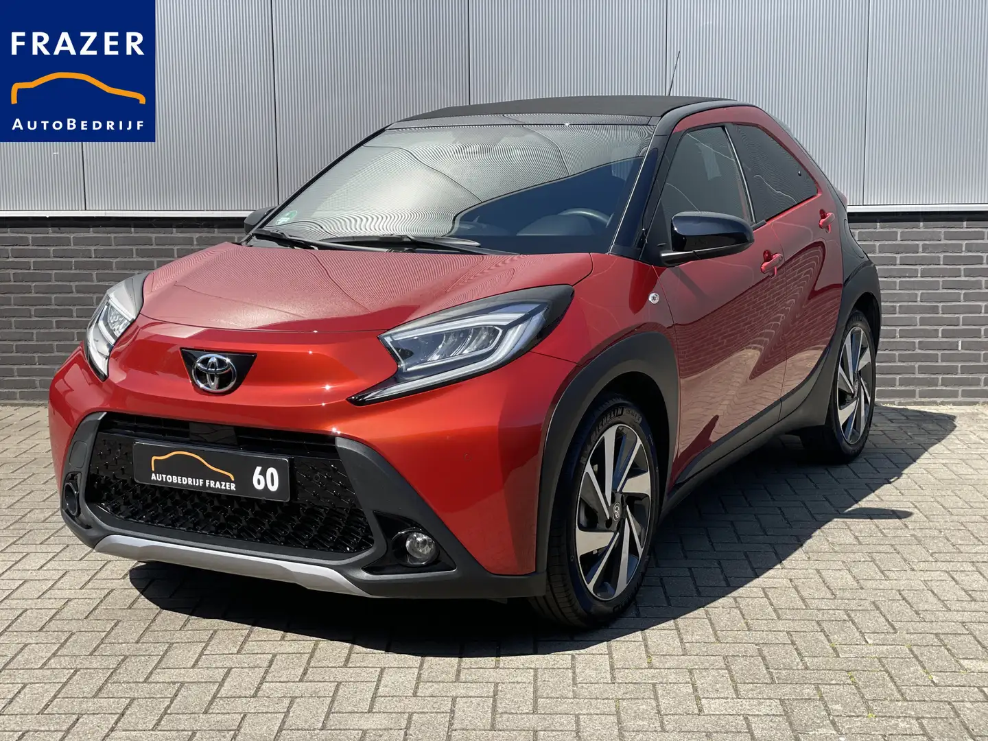 Toyota Aygo X 1.0 VVT-i S-CVT AUTOMAAT X-AIR EXPLORE JBL / LED/F Rood - 1