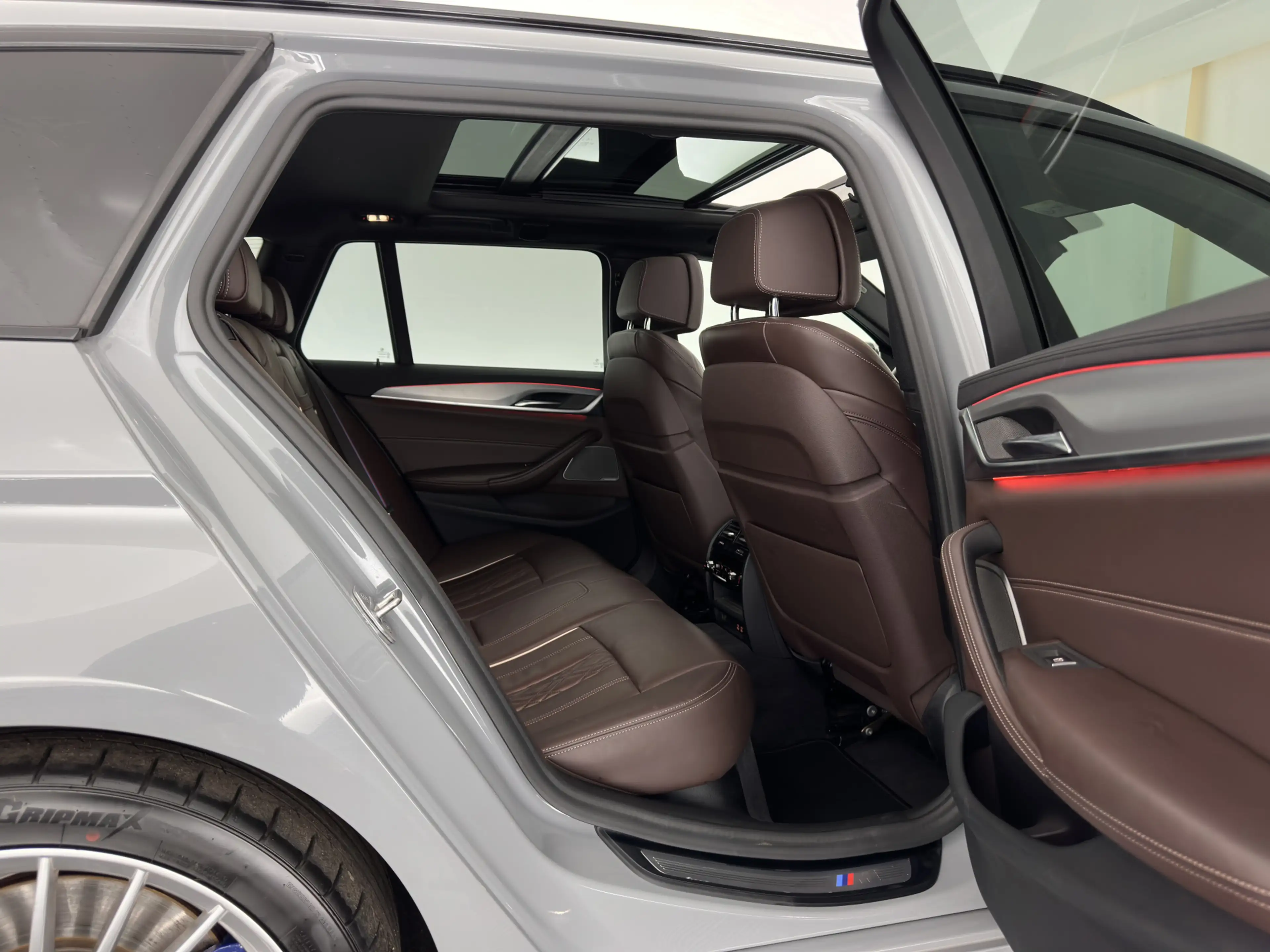 BMW M550 5-serie Touring M550d xDrive High Executive M-Spor — photo 12