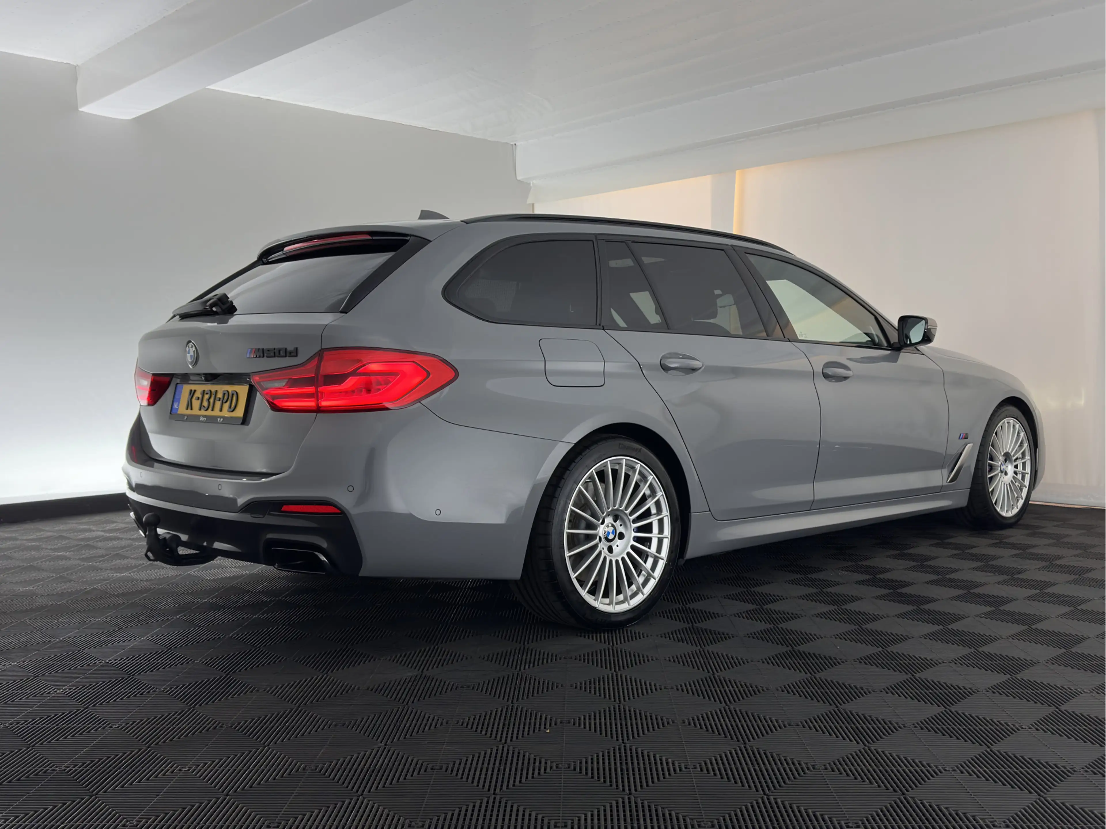 BMW M550 5-serie Touring M550d xDrive High Executive M-Spor — photo 6
