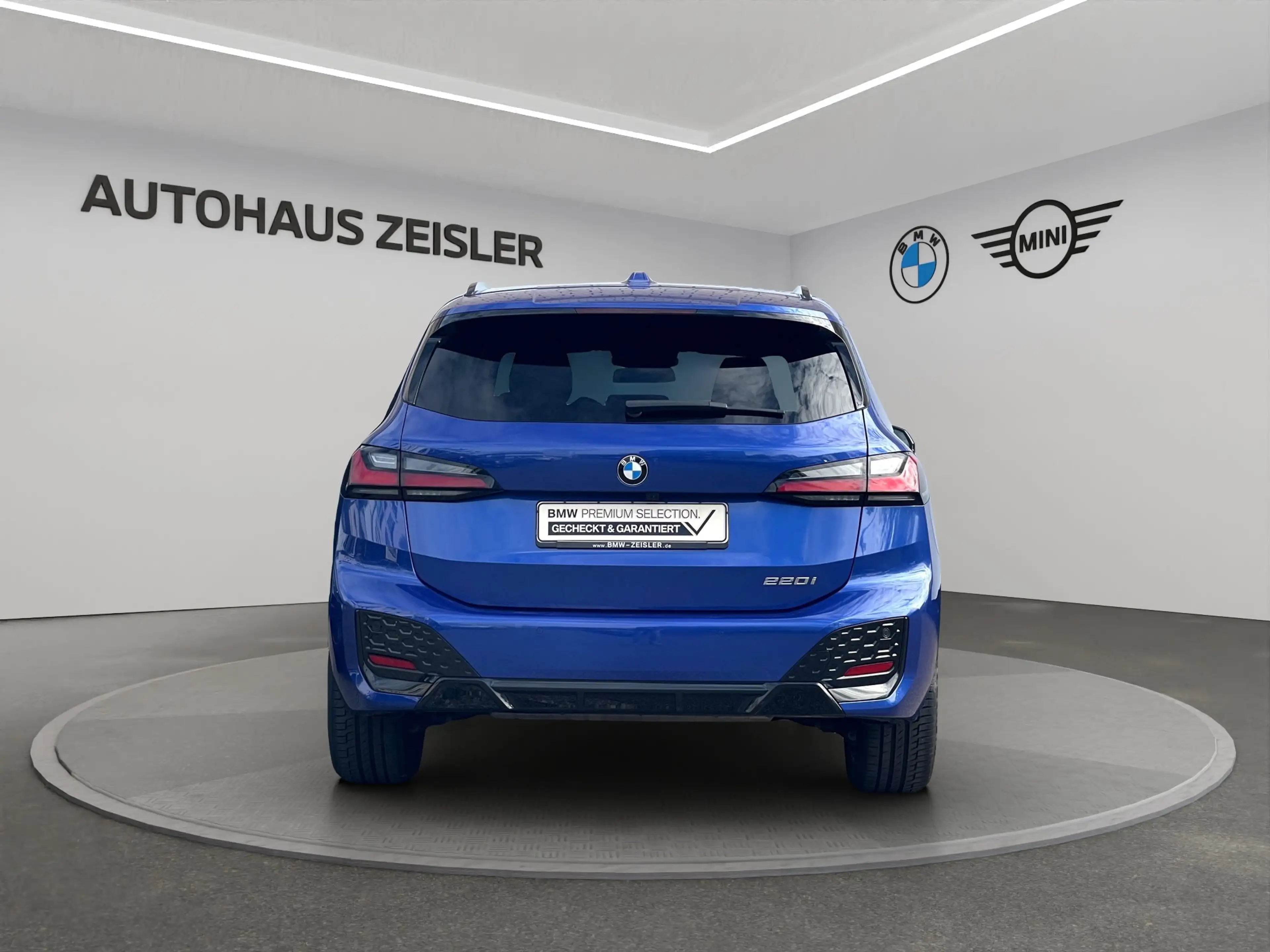 BMW 220 i Active Tourer — photo 6