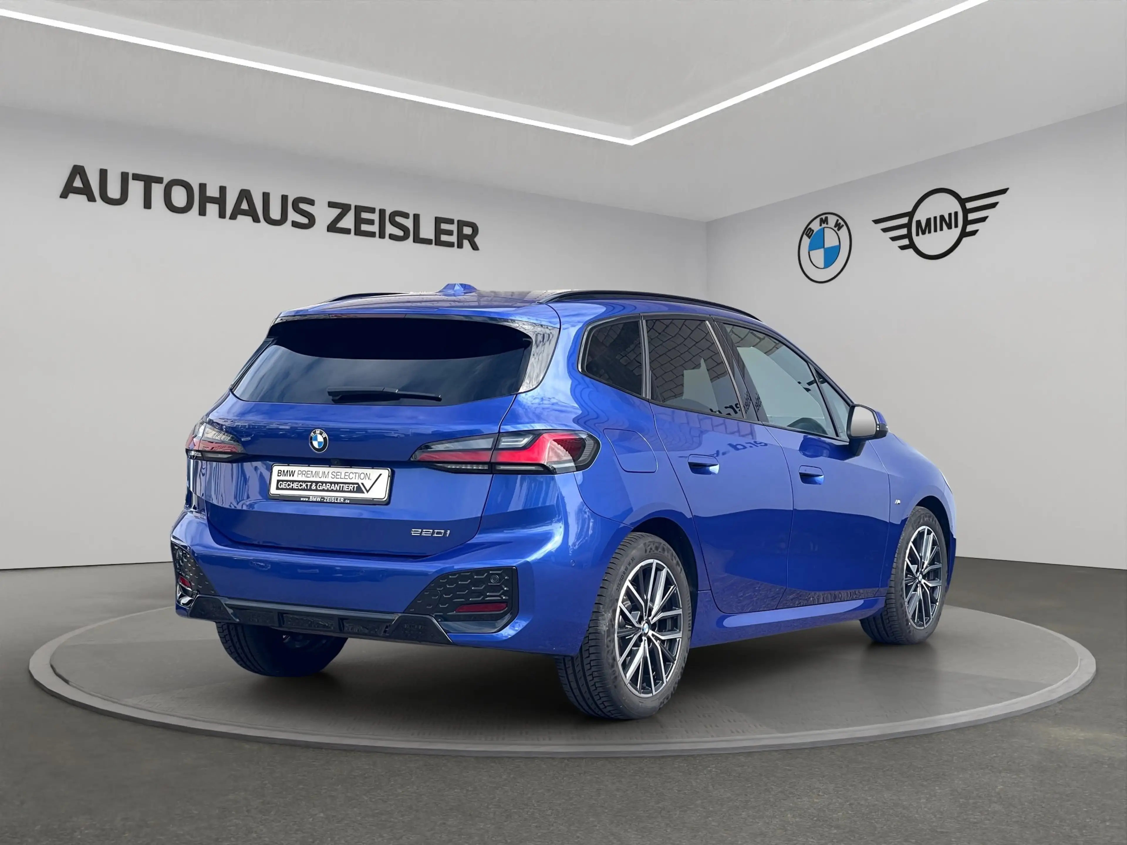 BMW 220 i Active Tourer — photo 2