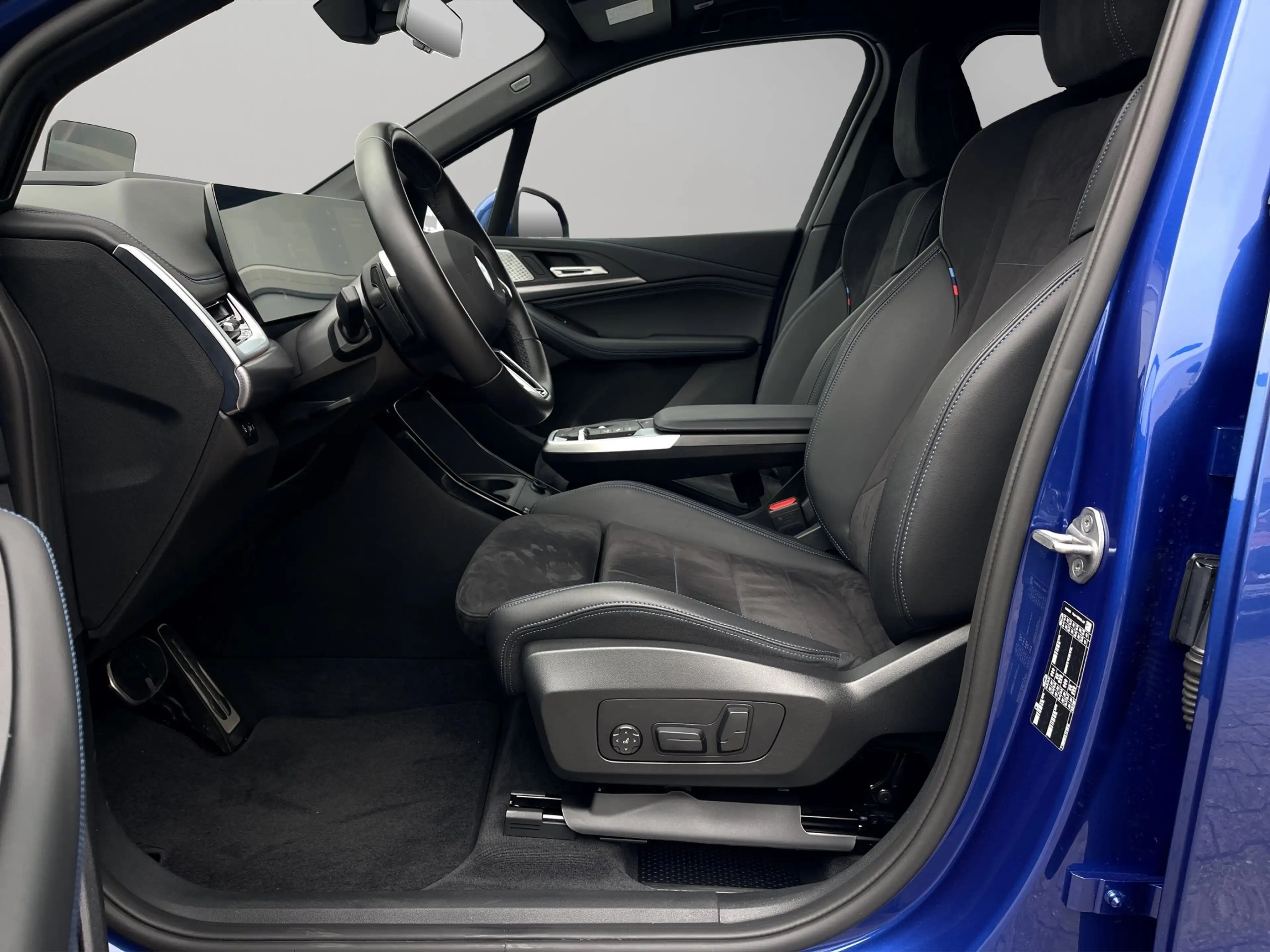 BMW 220 i Active Tourer — photo 9
