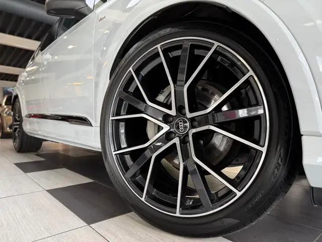 Audi Q7 view 6