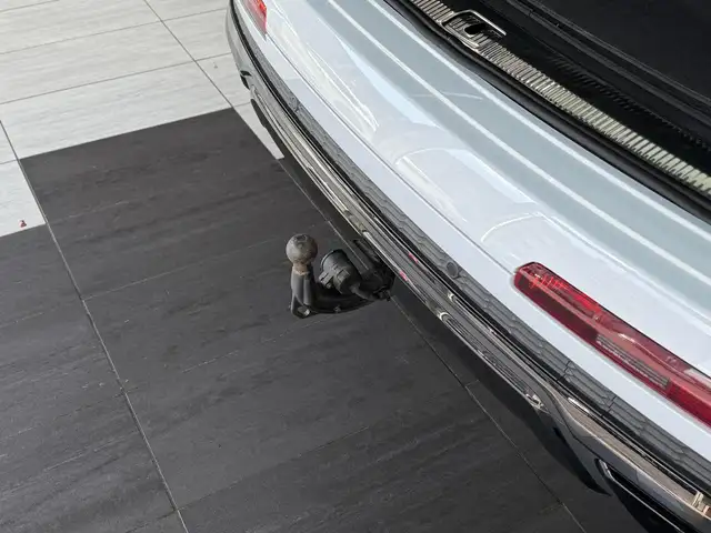 Audi Q7 view 9