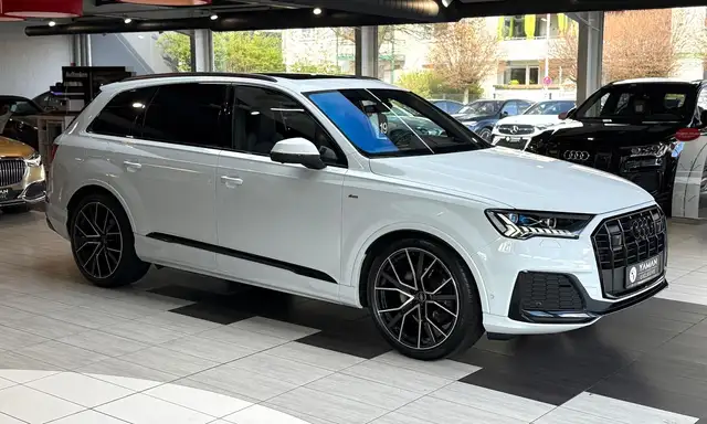 Audi Q7 view 4