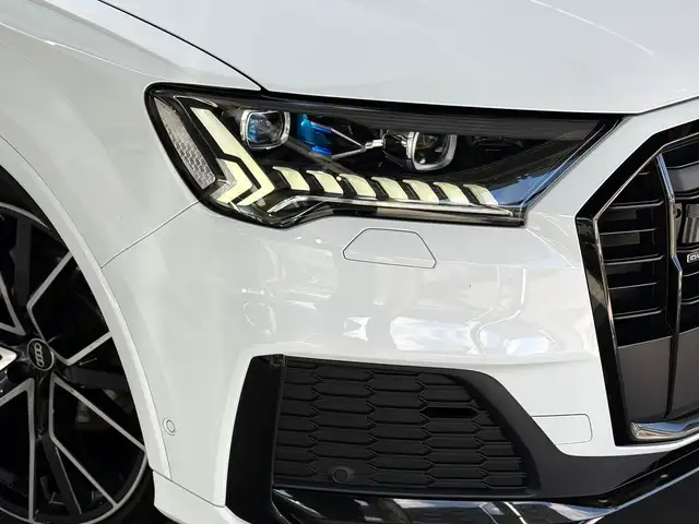 Audi Q7 view 5