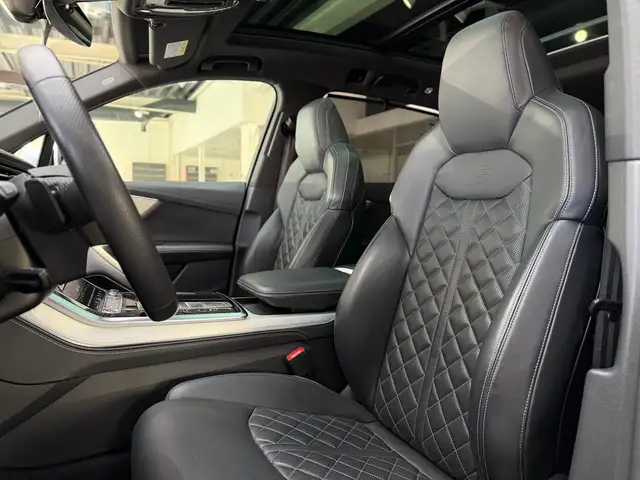 Audi Q7 view 13