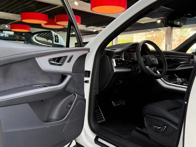 Audi Q7 view 11
