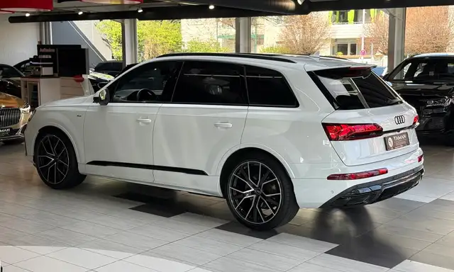 Audi Q7 view 10