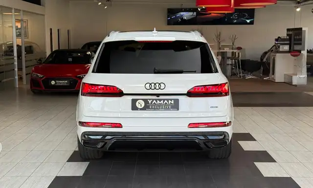 Audi Q7 view 8