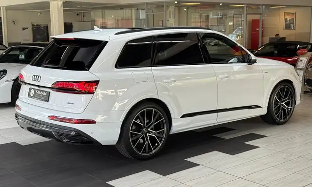 Audi Q7 view 7