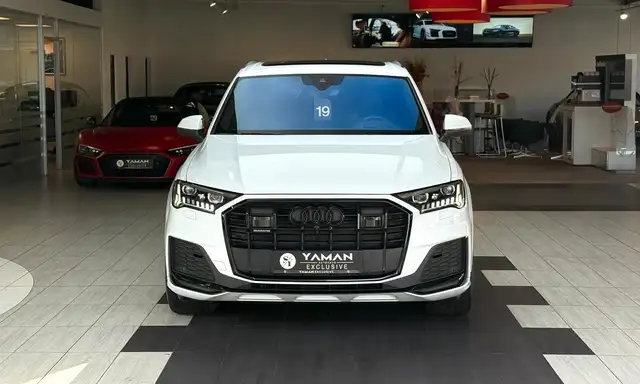 Audi Q7 view 3