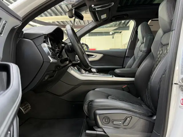 Audi Q7 view 12