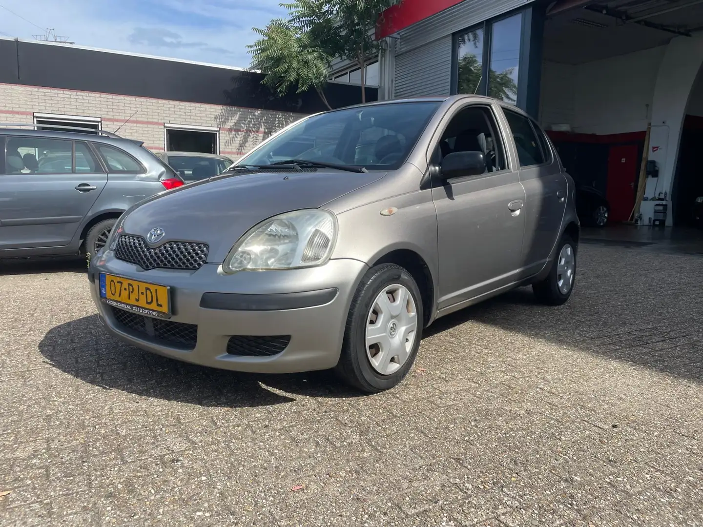 Toyota Yaris 1.3 VVT-i Idols airco Grijs - 2