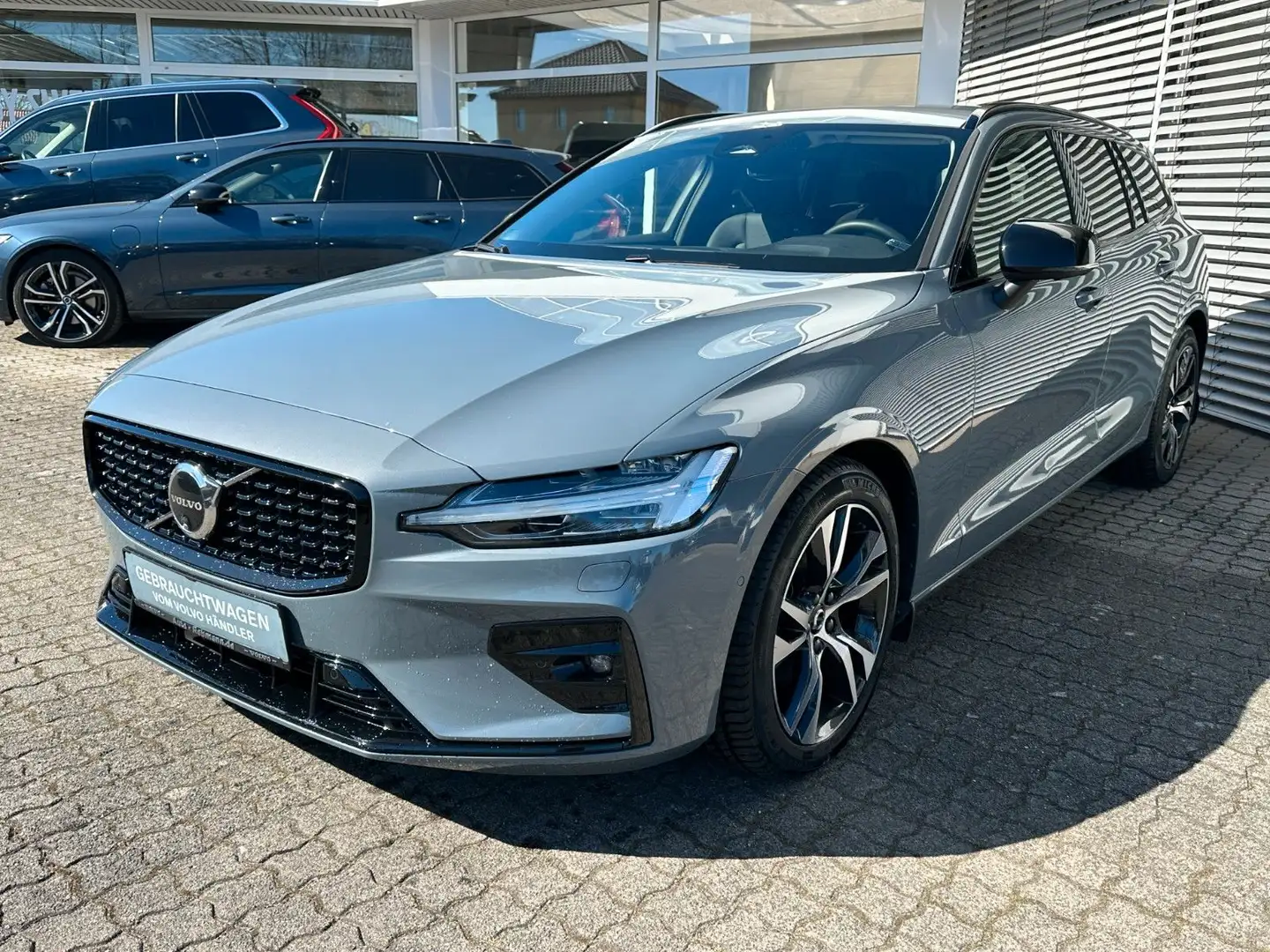 Volvo V60 Plus Dark*Standh*AHK*360GradKamera*Harman* Grau - 2