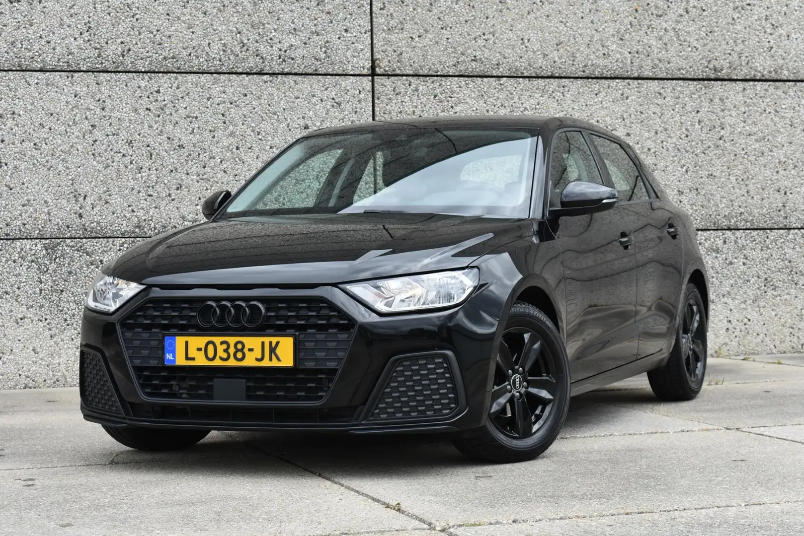 Audi A1 Sportback 25 TFSI Pro Line black | Zwarte logo's | Zwart - 2