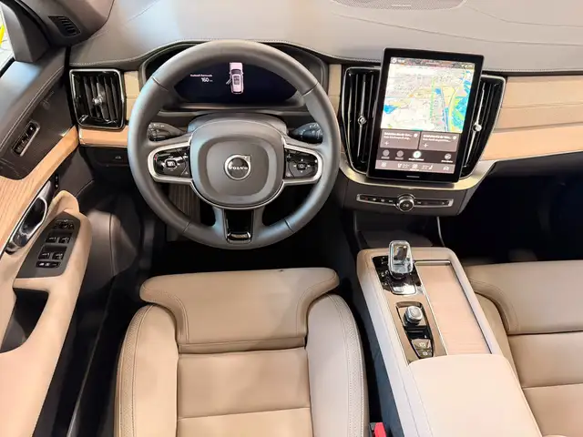Volvo XC90 view 9