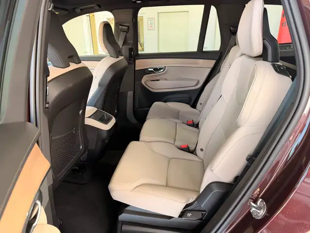 Volvo XC90 view 11