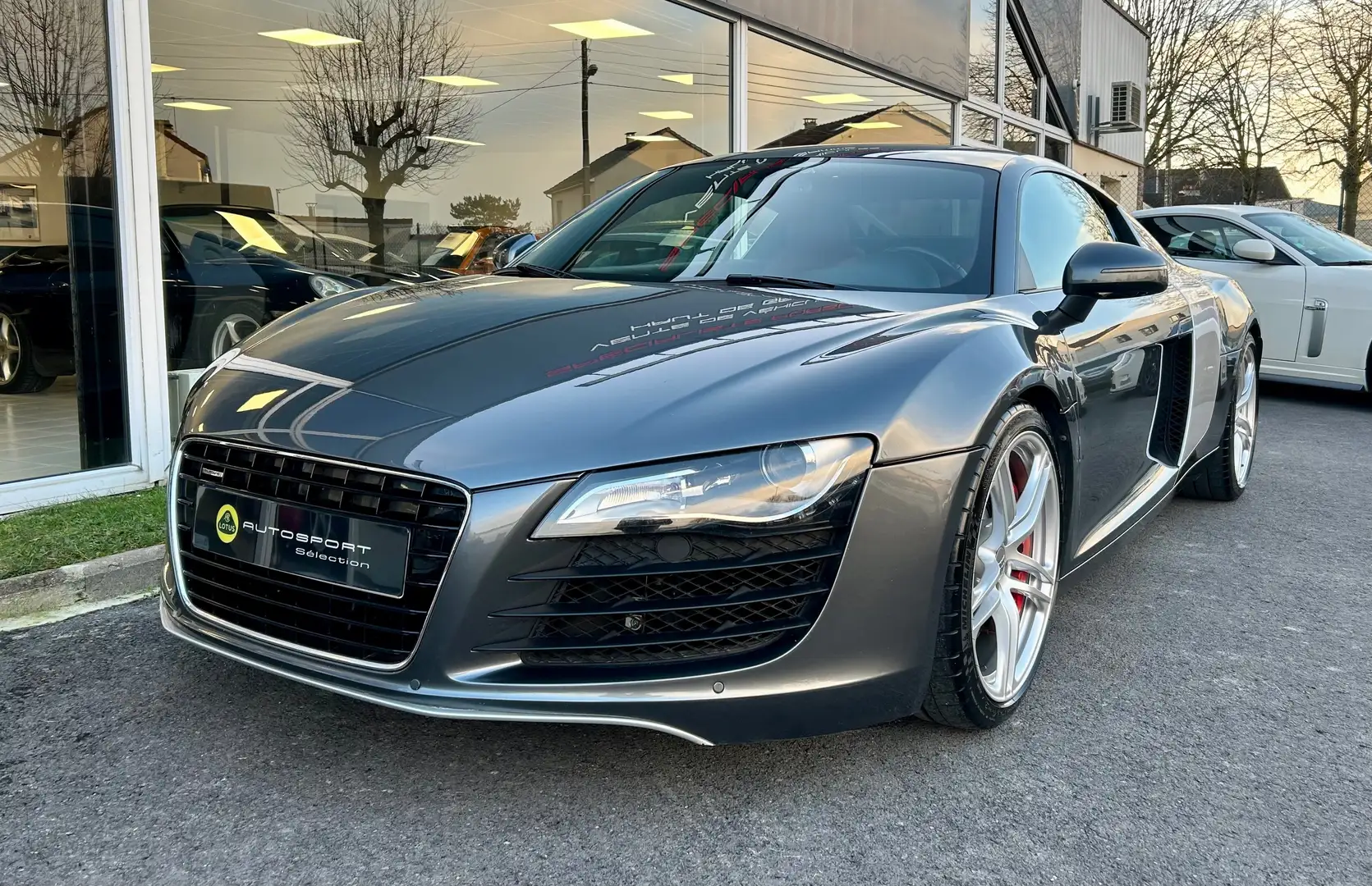 Audi R8 V8 4.2 FSI 420 Quattro À partir de 500€/Mois Gris - 1