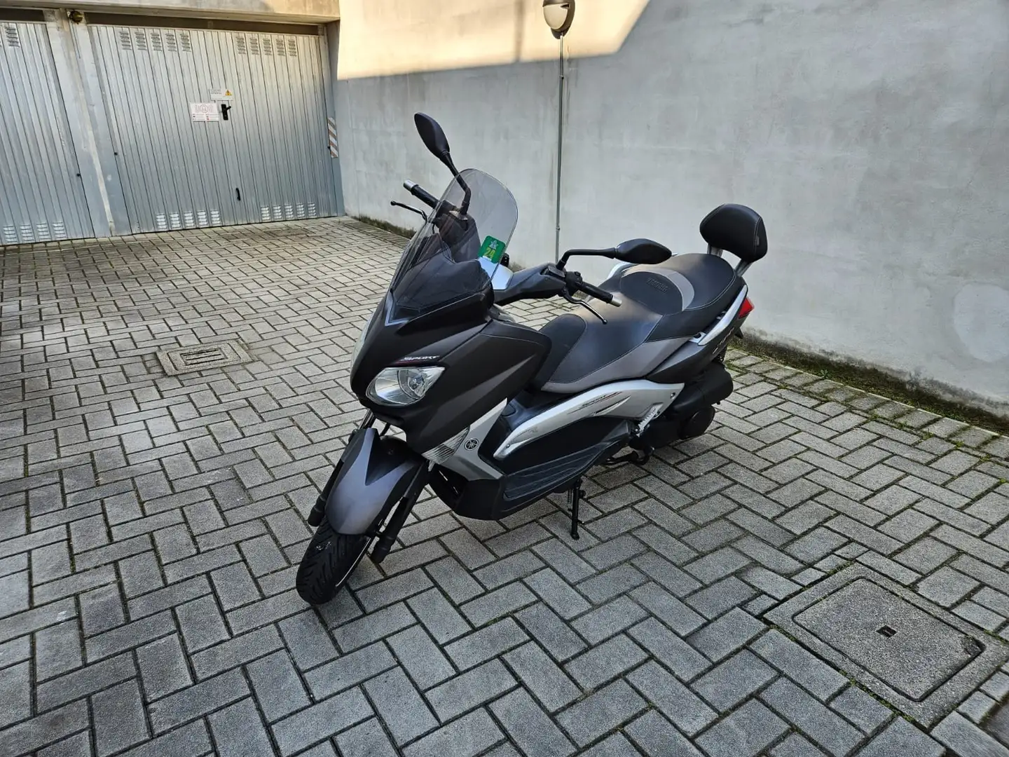 Yamaha X-Max 250 sport Šedá - 1