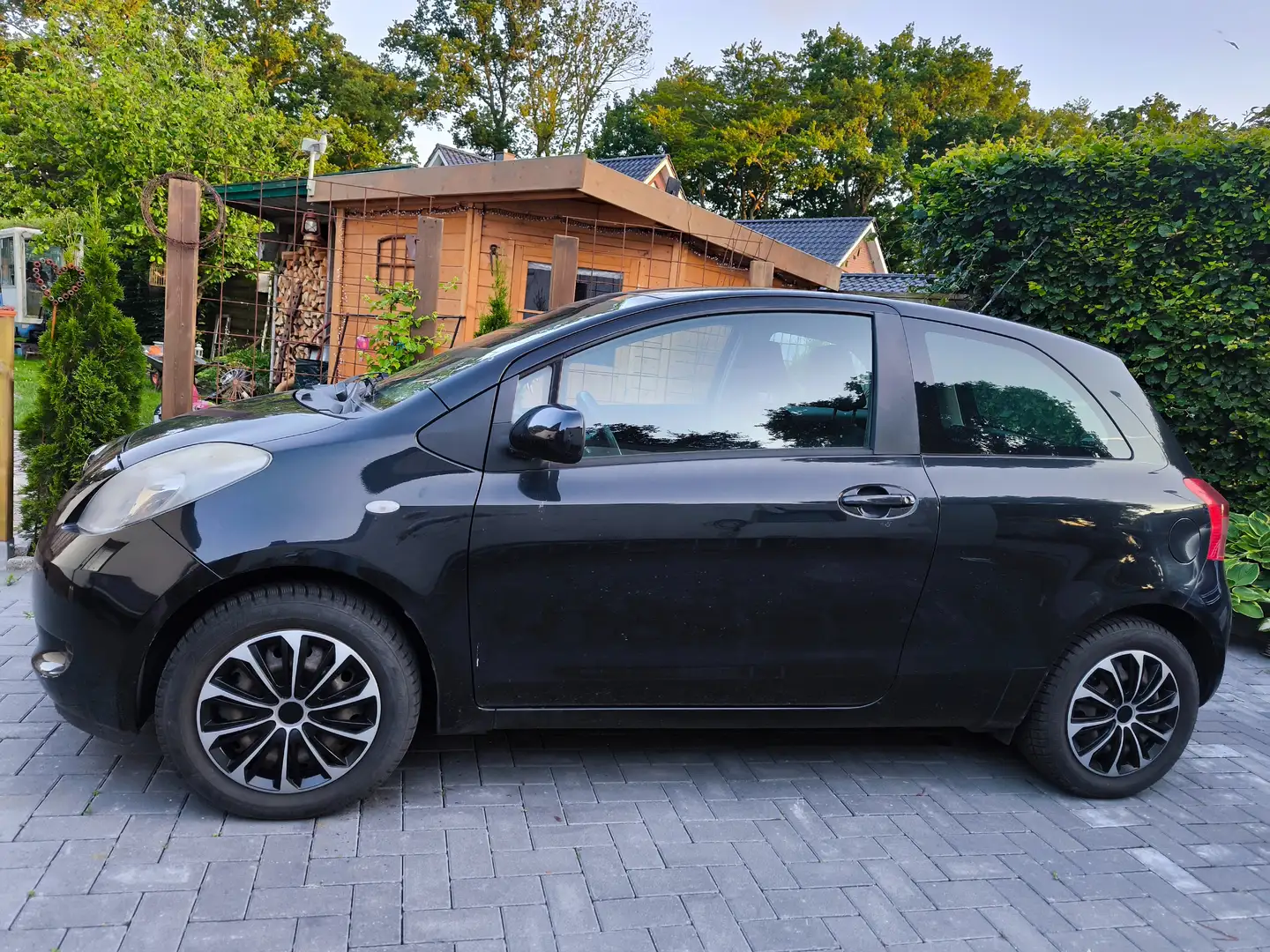 Toyota Yaris Yaris 1.0 linea luna Schwarz - 1