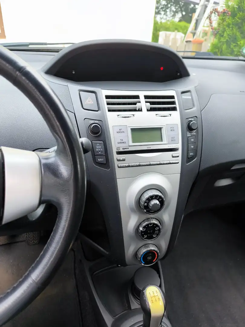 Toyota Yaris Yaris 1.0 linea luna Schwarz - 2