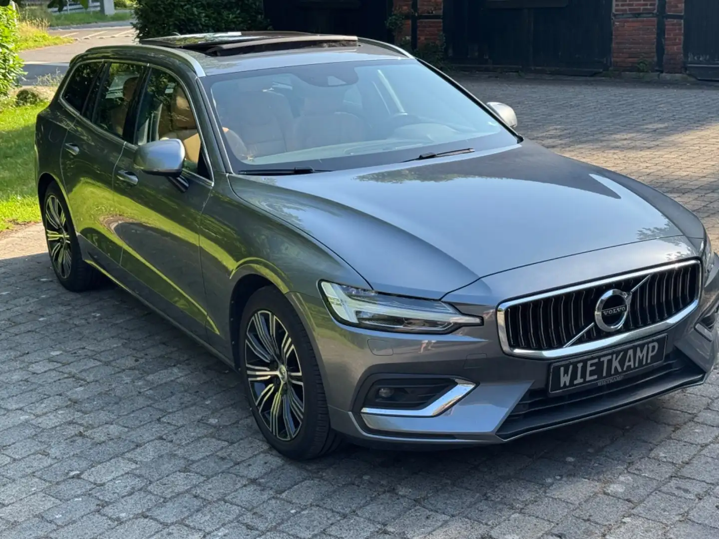 Volvo V60 Kombi Inscription Leder/Pano/AHK Grau - 2