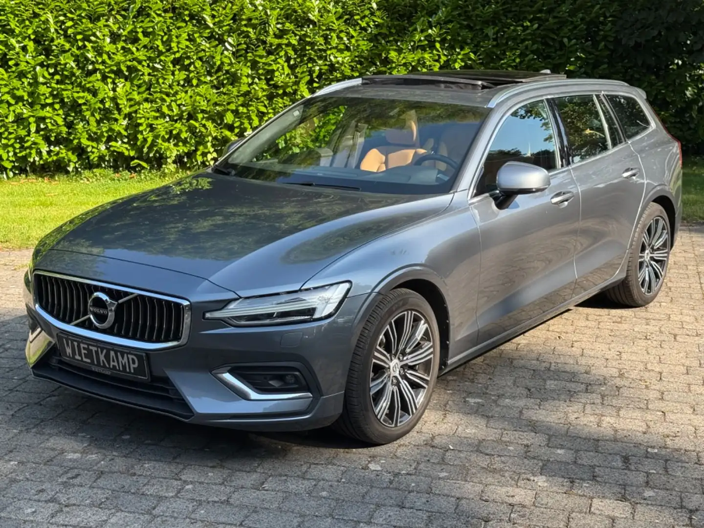 Volvo V60 Kombi Inscription Leder/Pano/AHK Grau - 1