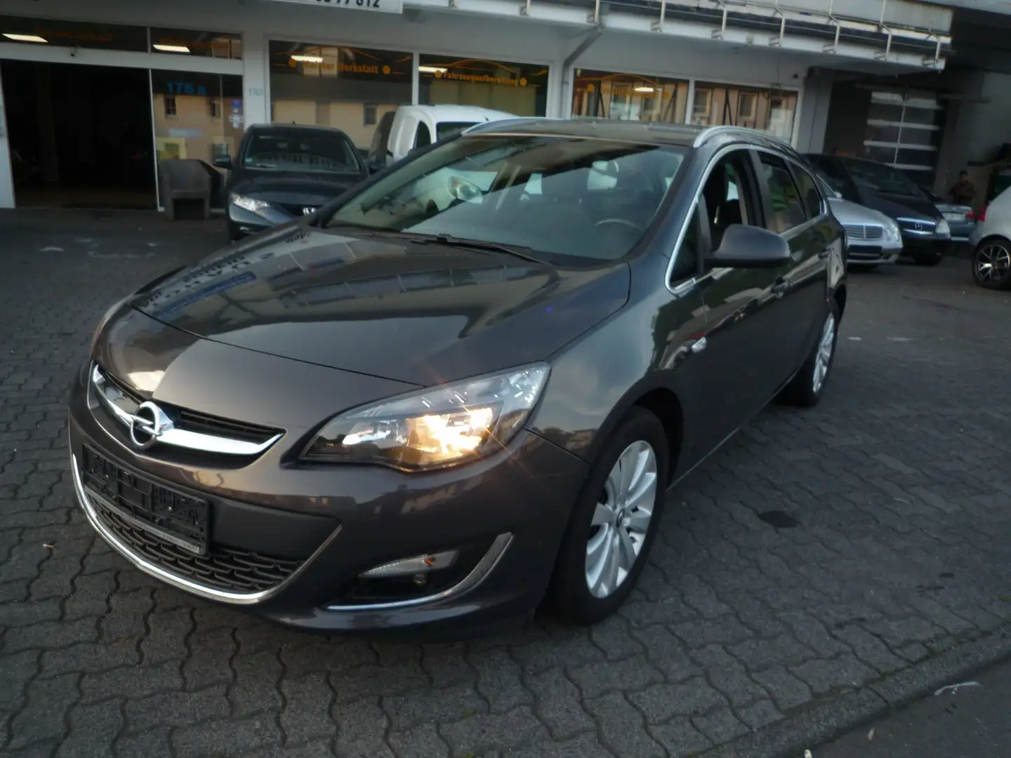 Opel Astra Exklusiv Grijs - 1