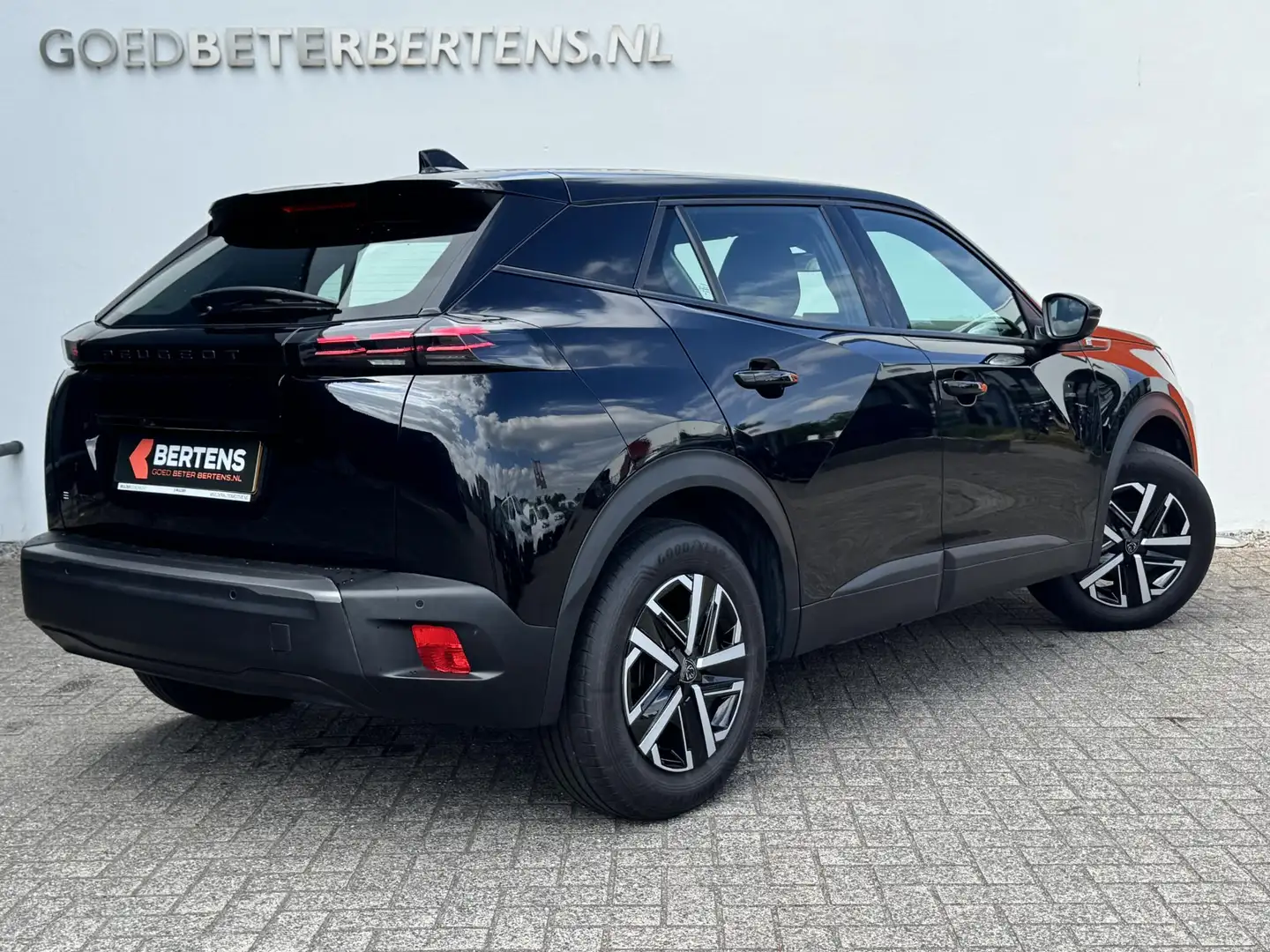 Peugeot e-2008 EV Active 54 kWh Long range | Nieuw model | Parkee Černá - 2