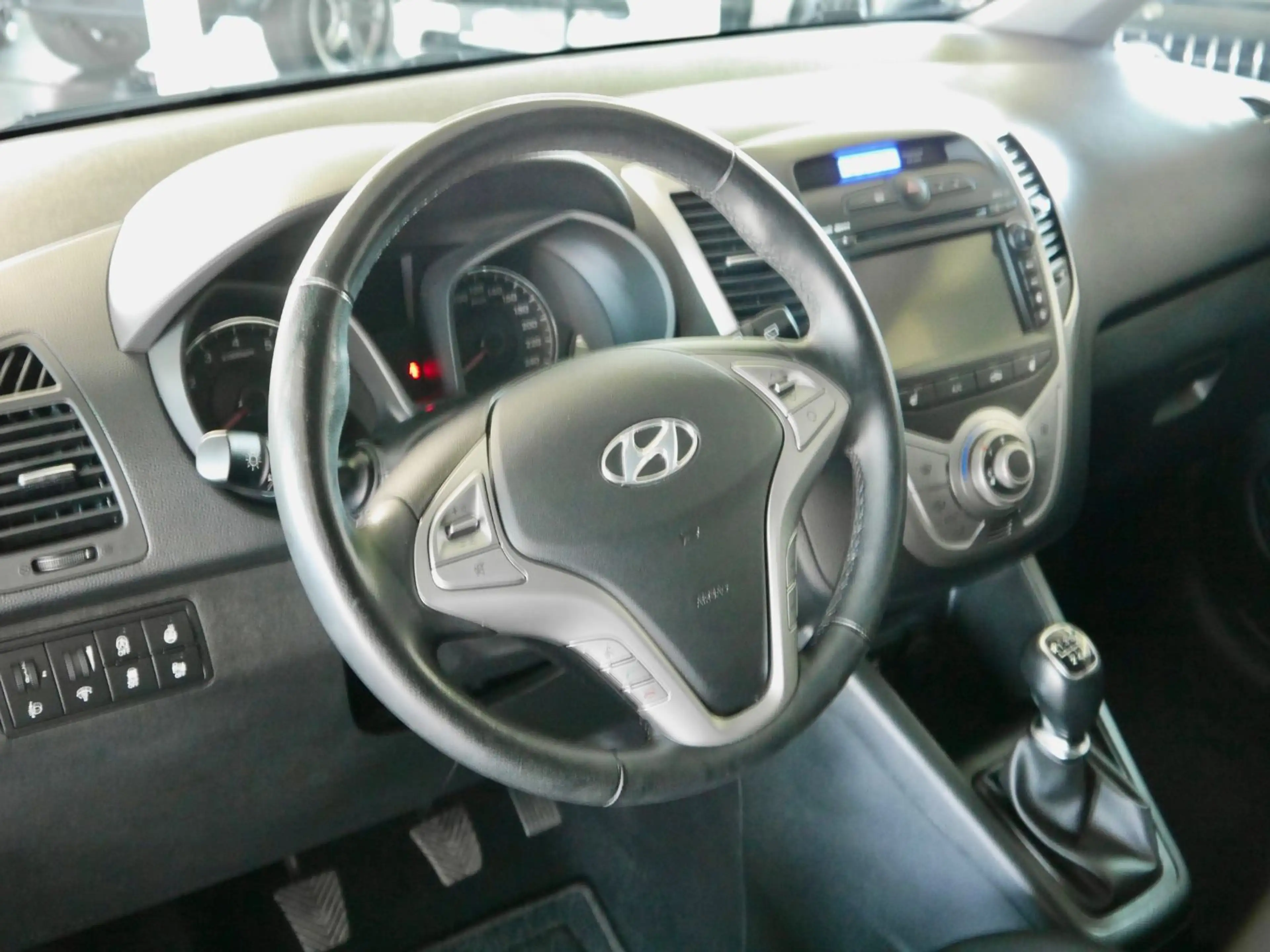 Hyundai iX20 1.6 Space Plus-Paket blue*Navi*R.Kamera* — photo 12