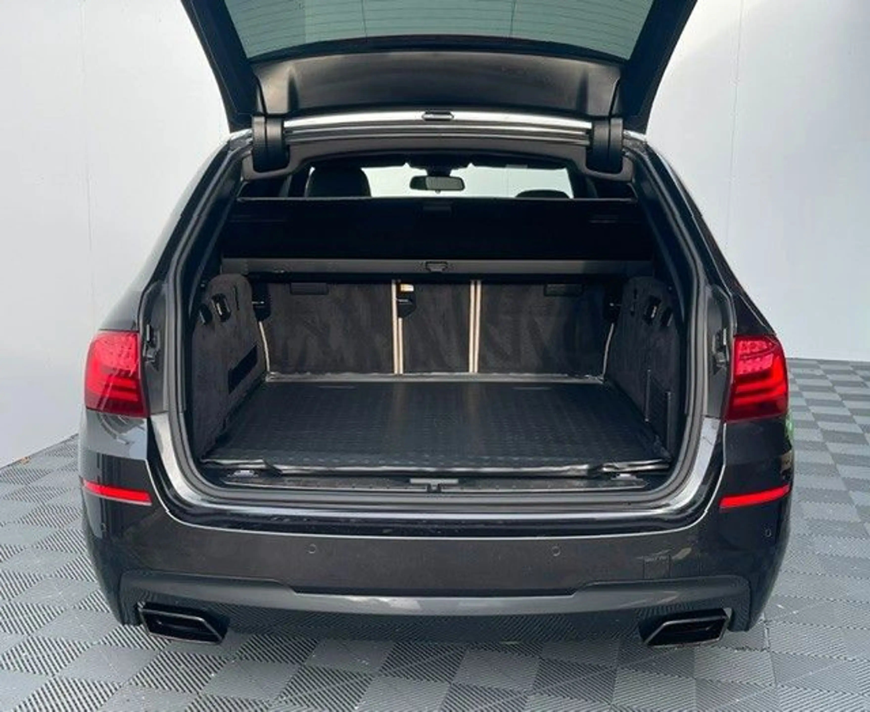 BMW 550 5 Touring M550 d xDrive — photo 13