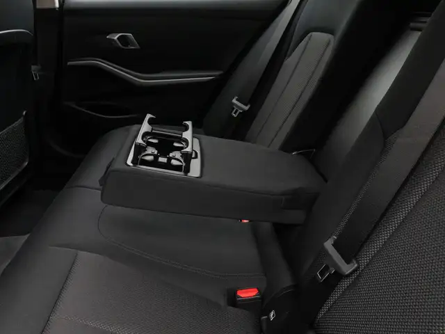 BMW 3 Series view 28