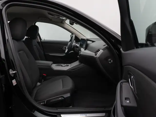 BMW 3 Series view 25