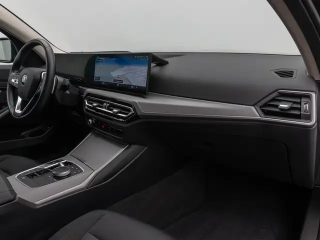 BMW 3 Series view 24