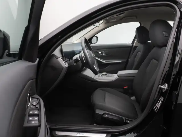 BMW 3 Series view 20
