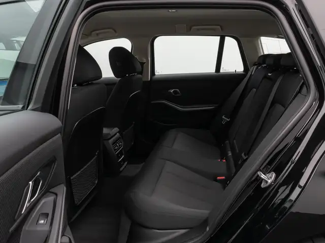 BMW 3 Series view 26