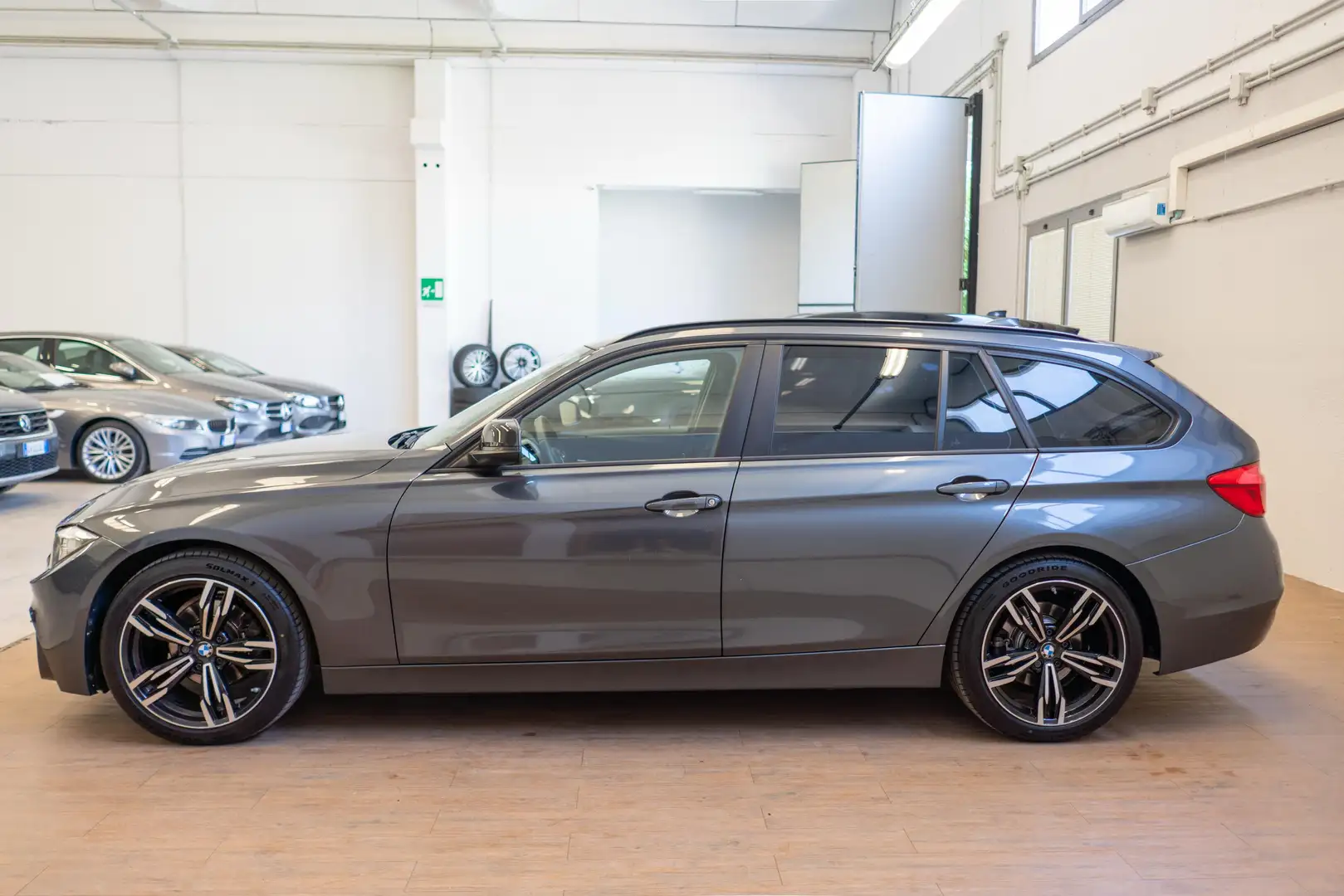 BMW 316 d 116cv Touring Business Advantage auto M-Sport Сірий - 2