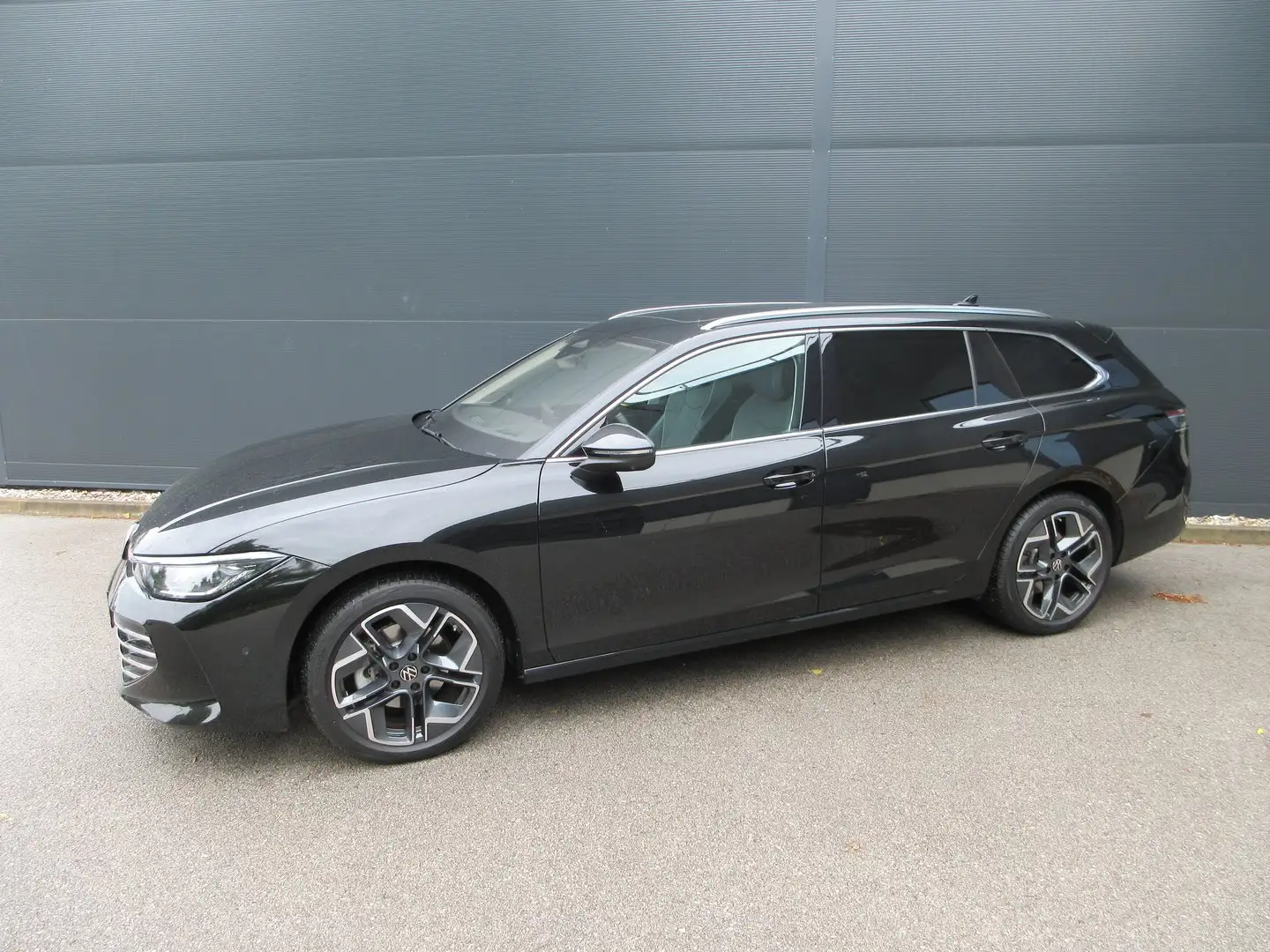 Volkswagen Passat Variant Elegance eTSI DSG Schwarz - 2