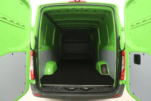 Mercedes-Benz Sprinter view 3