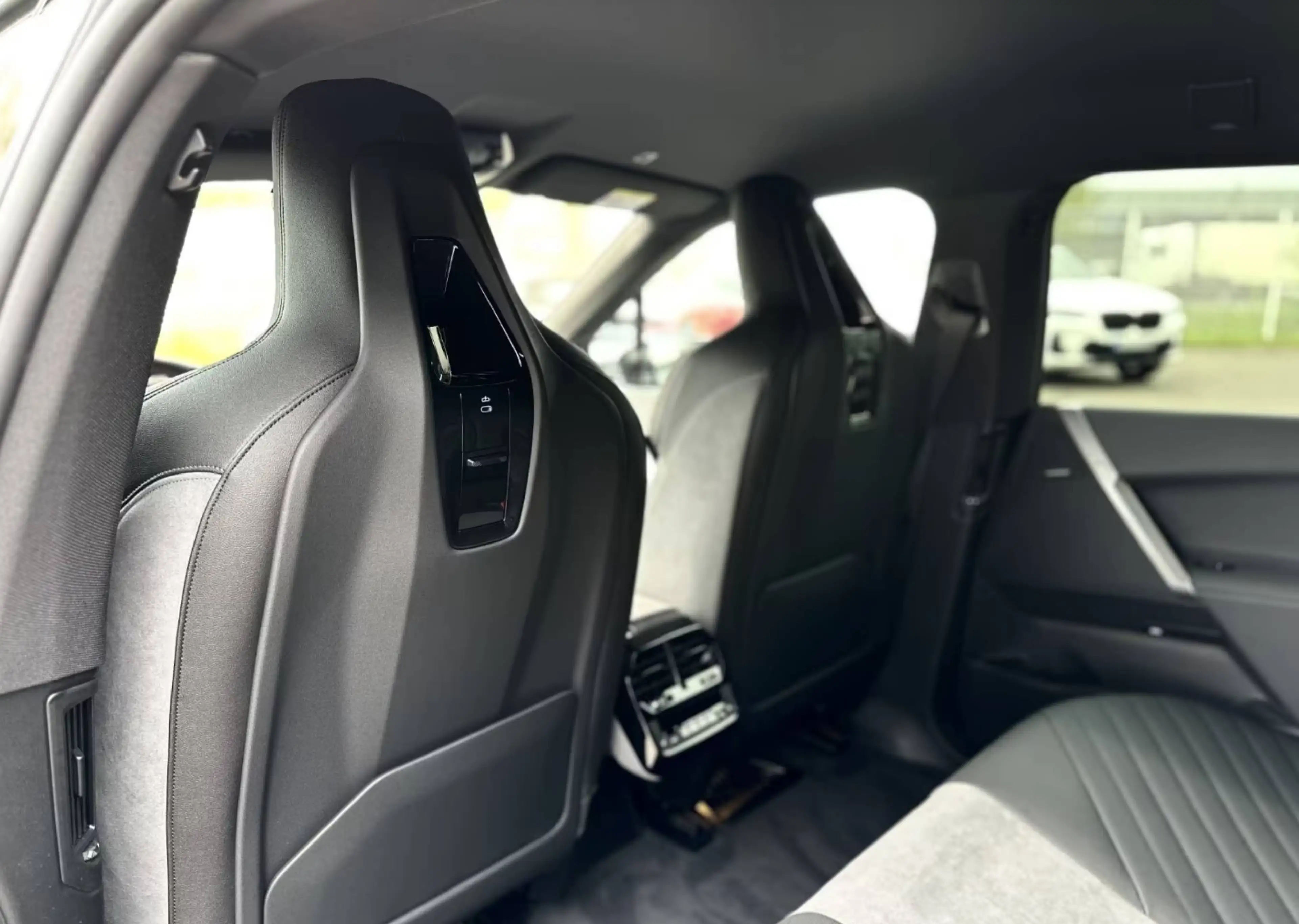 BMW iX 45 M Sport — photo 15