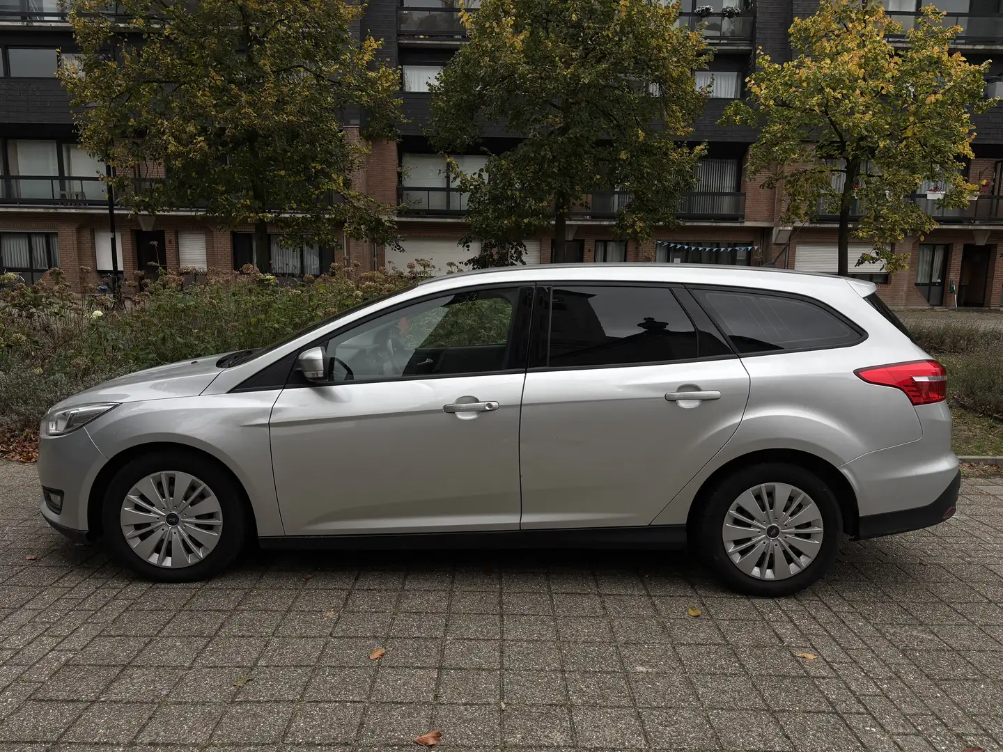 Ford Focus Turnier 1.5 TDCi DPF Start-Stopp-System Aut. Busin - 2