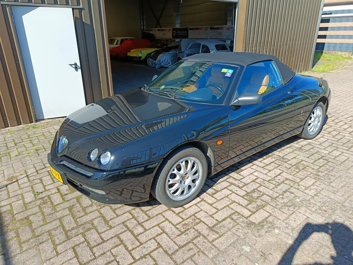 Alfa Romeo Spider 2.0-16V T.Spark L Zwart - 2