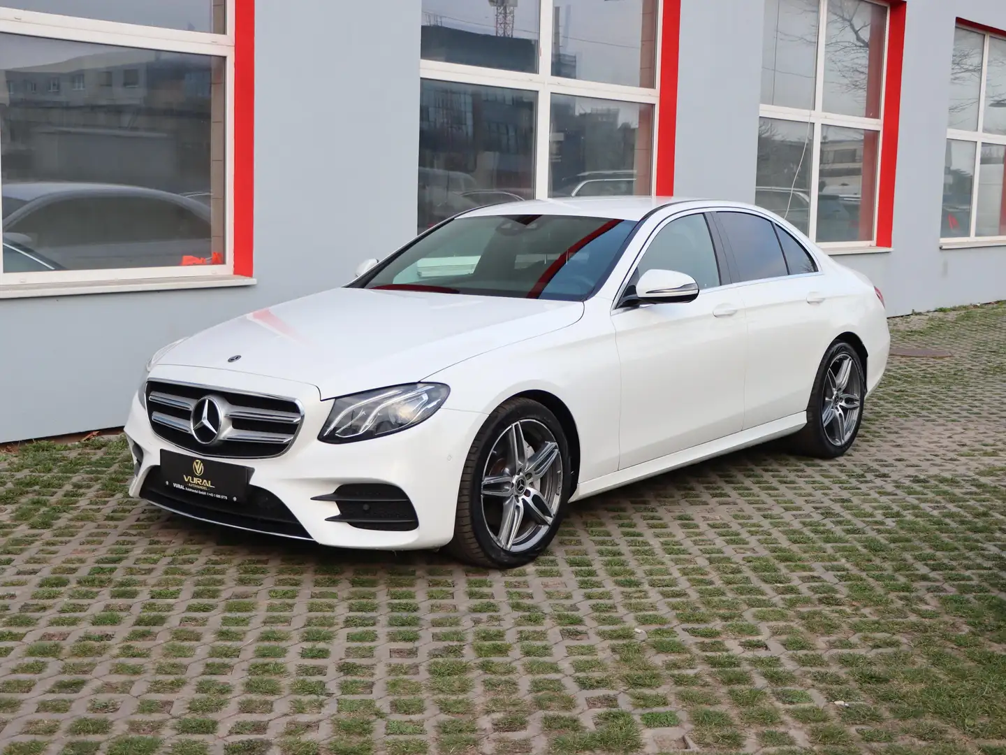 Mercedes-Benz E 220 d AMG-Line | Head-Up | Kamera | ACC | Alcantara | Weiß - 2