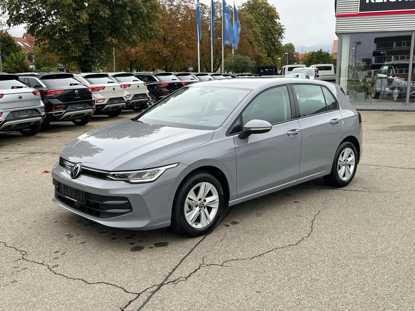 Volkswagen Golf VIII Lim. 1.5 TSI 85 kW Life Grau - 1