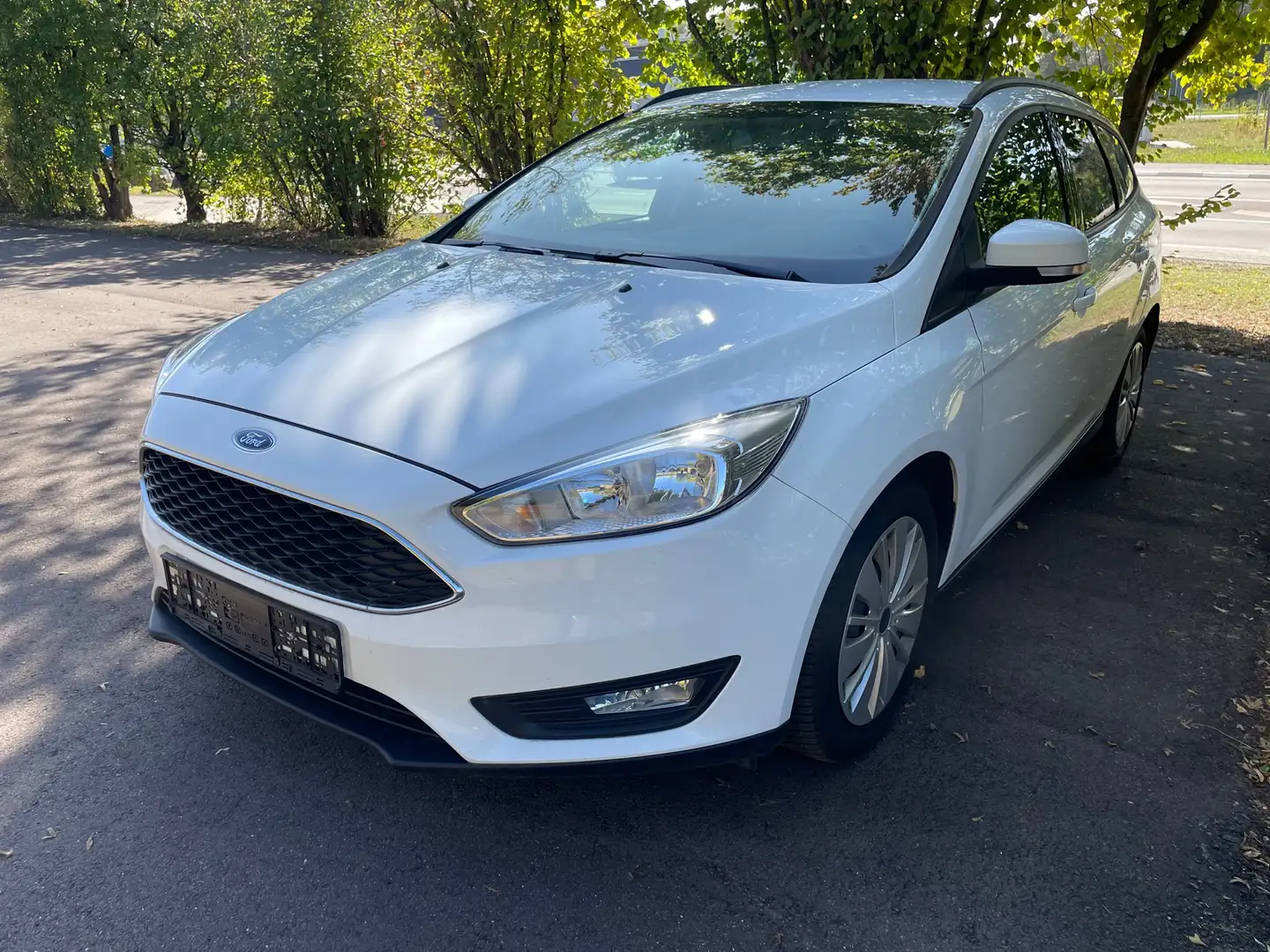 Ford Focus Turnier 1.5 TDCi DPF Start-Stopp-System Business Weiß - 1