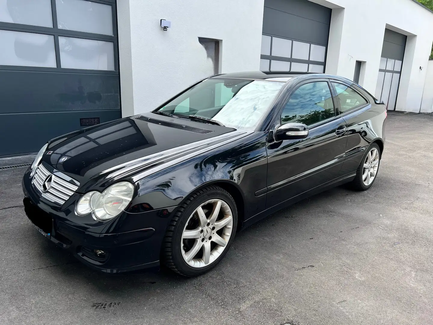 Mercedes-Benz C 180 AMG Line crna - 1
