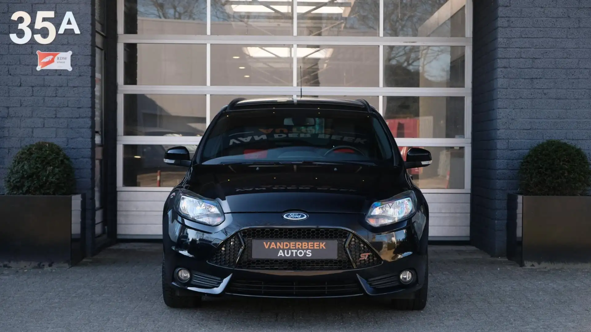Ford Focus Wagon 2.0 EcoBoost ST-2 250PK Zwart - 2