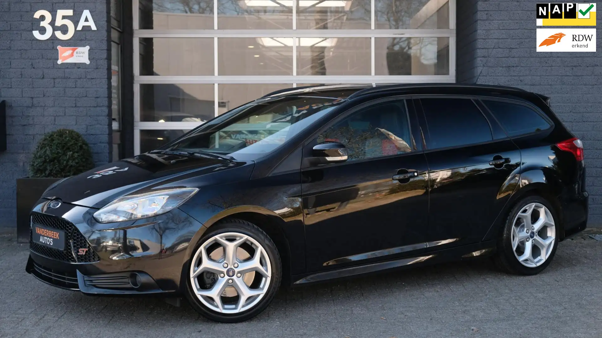 Ford Focus Wagon 2.0 EcoBoost ST-2 250PK Zwart - 1