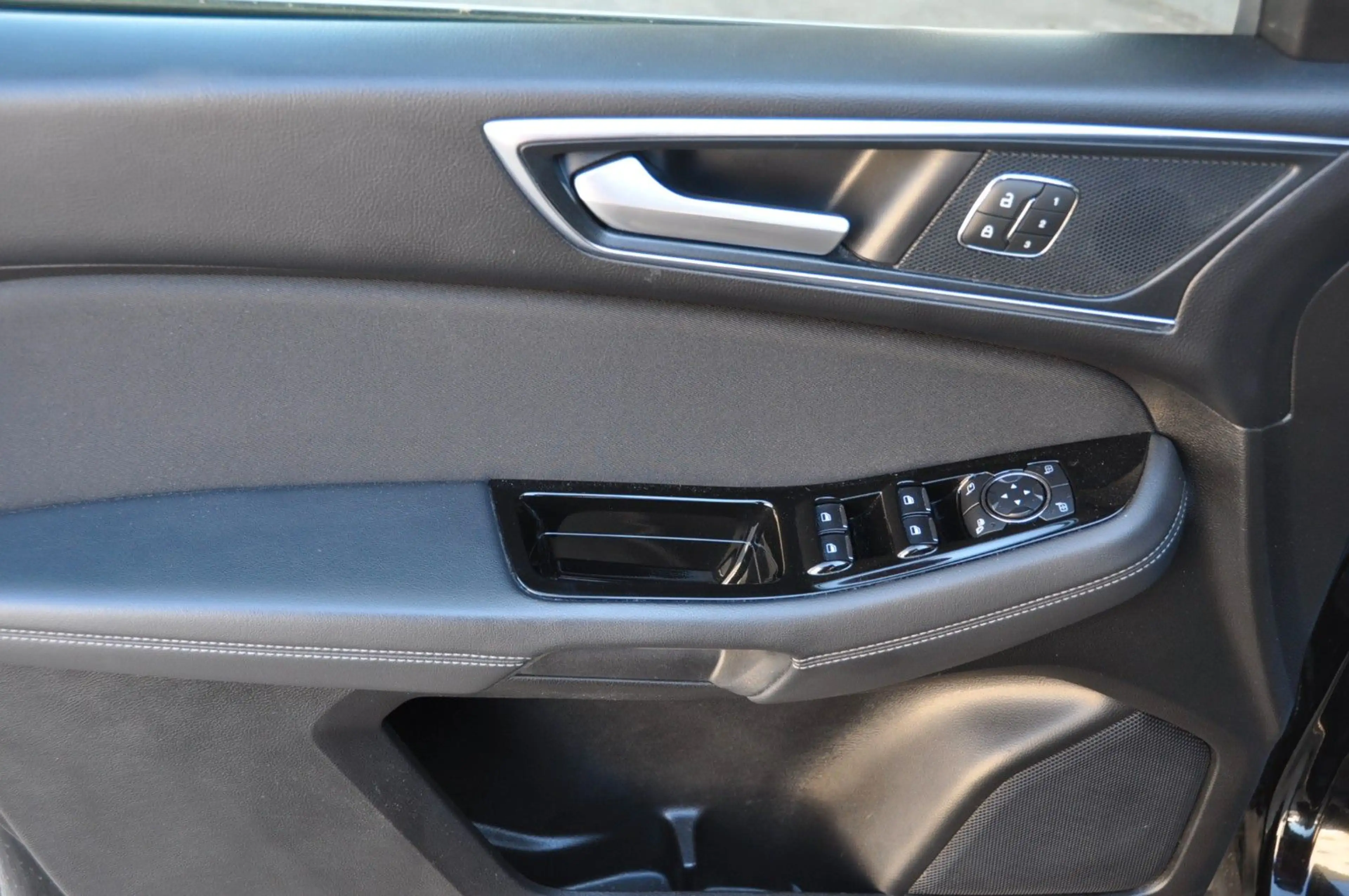 Ford S-Max 2,0 Titanium LED*NAVI*KAM*AHK*8 Gang Aut. — photo 5